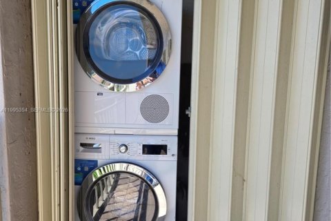 Apartamento en alquiler en Miami, Florida, 2 dormitorios, 91.6 m2 № 2058346 - foto 13