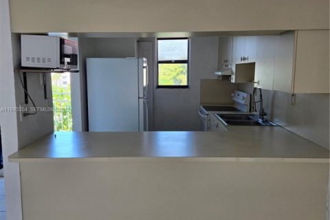 Apartamento en alquiler en Miami, Florida, 2 dormitorios, 91.6 m2 № 2058346 - foto 3