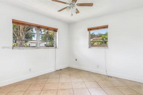 Villa ou maison à vendre à Pembroke Pines, Floride: 3 chambres, 153.75 m2 № 2242210 - photo 16