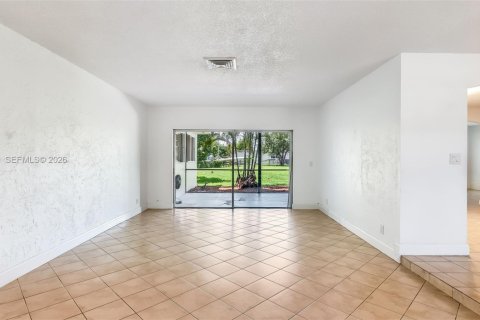 Villa ou maison à vendre à Pembroke Pines, Floride: 3 chambres, 153.75 m2 № 2242210 - photo 2