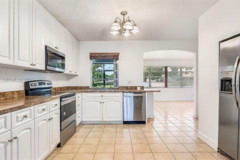 Villa ou maison à vendre à Pembroke Pines, Floride: 3 chambres, 153.75 m2 № 2242210 - photo 3