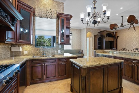 House in Palmetto Bay, Florida 5 bedrooms, 298.12 sq.m. № 2046529 - photo 10