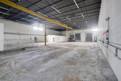 Immobilier commercial à vendre à Hialeah, Floride № 2158113 - photo 2