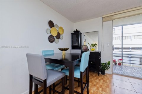 Condo in Miramar, Florida, 2 bedrooms  № 1868465 - photo 8