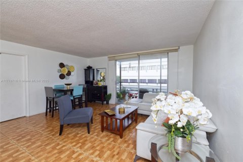 Condo in Miramar, Florida, 2 bedrooms  № 1868465 - photo 1