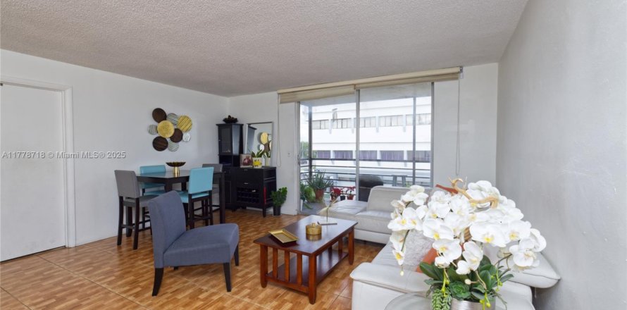 Condo in Miramar, Florida, 2 bedrooms  № 1868465
