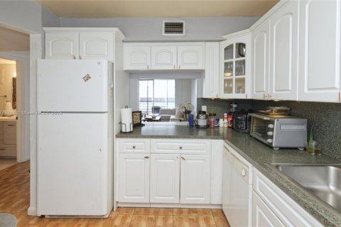 Condo in Miramar, Florida, 2 bedrooms  № 1868465 - photo 3