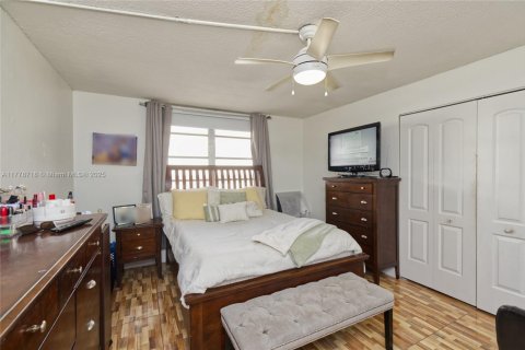 Condo in Miramar, Florida, 2 bedrooms  № 1868465 - photo 17