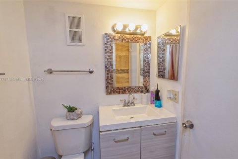 Condo in Miramar, Florida, 2 bedrooms  № 1868465 - photo 13
