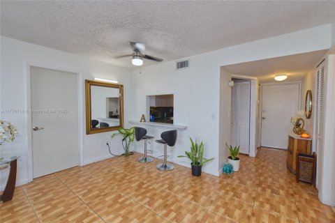 Condo in Miramar, Florida, 2 bedrooms  № 1868465 - photo 9