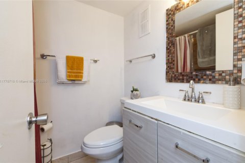 Condo in Miramar, Florida, 2 bedrooms  № 1868465 - photo 12