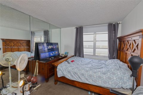 Condo in Miramar, Florida, 2 bedrooms  № 1868465 - photo 16