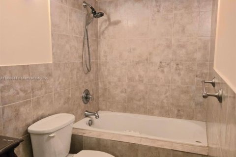 Снять в аренду кондоминиум в Майами, Флорида 3 спальни, 110.09м2, № 1952716 - фото 9