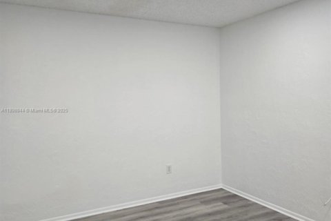 Снять в аренду кондоминиум в Майами, Флорида 3 спальни, 110.09м2, № 1952716 - фото 18