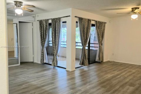 Снять в аренду кондоминиум в Майами, Флорида 3 спальни, 110.09м2, № 1952716 - фото 2