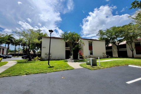 Снять в аренду кондоминиум в Майами, Флорида 3 спальни, 110.09м2, № 1952716 - фото 1