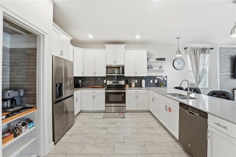 House in Davenport, Florida 8 bedrooms, 363.15 sq.m. № 2203078 - photo 10