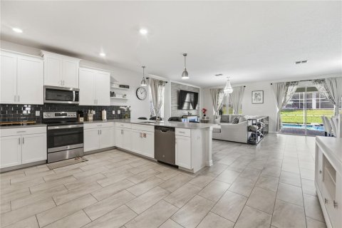 House in Davenport, Florida 8 bedrooms, 363.15 sq.m. № 2203078 - photo 8
