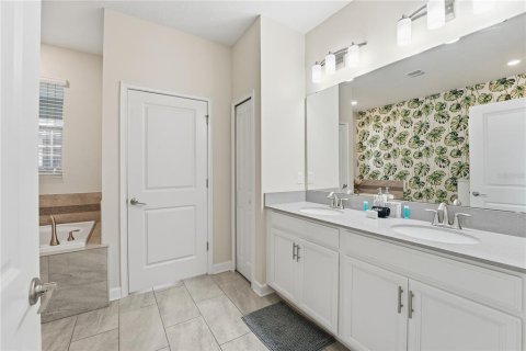 House in Davenport, Florida 8 bedrooms, 363.15 sq.m. № 2203078 - photo 24