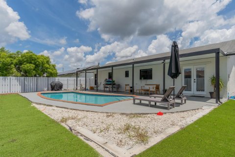 House in Sunrise, Florida 3 bedrooms, 114.46 sq.m. № 2285897 - photo 16