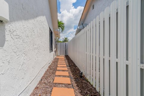 House in Sunrise, Florida 3 bedrooms, 114.46 sq.m. № 2285897 - photo 13