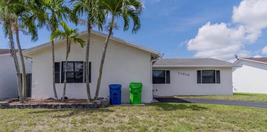 House in Sunrise, Florida 3 bedrooms, 114.46 sq.m. № 2285897