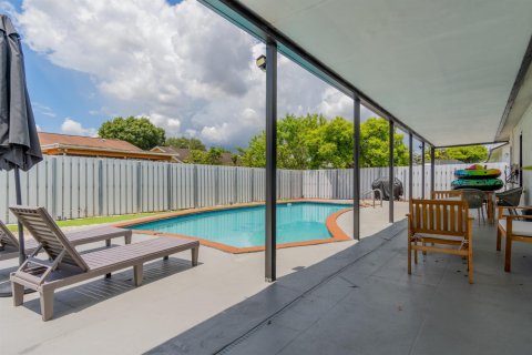 House in Sunrise, Florida 3 bedrooms, 114.46 sq.m. № 2285897 - photo 14