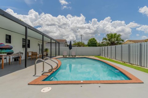 House in Sunrise, Florida 3 bedrooms, 114.46 sq.m. № 2285897 - photo 15