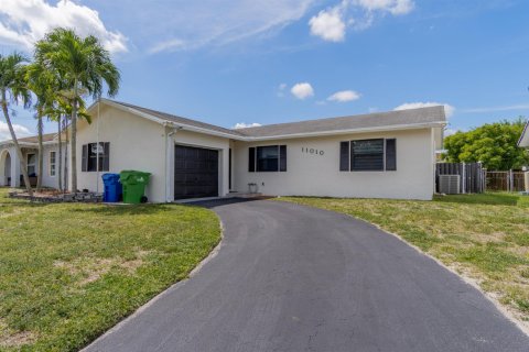 House in Sunrise, Florida 3 bedrooms, 114.46 sq.m. № 2285897 - photo 2