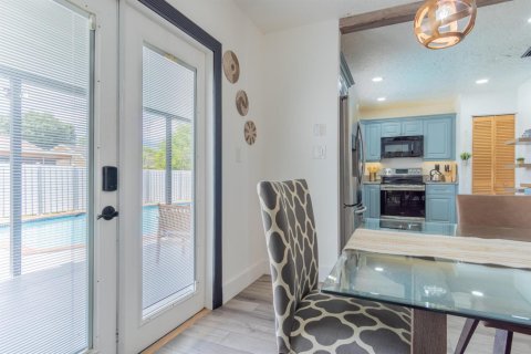 House in Sunrise, Florida 3 bedrooms, 114.46 sq.m. № 2285897 - photo 6
