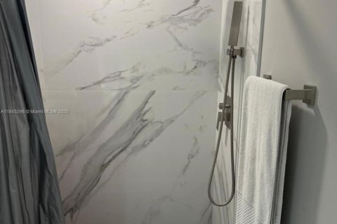 Купить кондоминиум в Майами, Флорида 2 спальни, 98.2м2, № 2089312 - фото 22