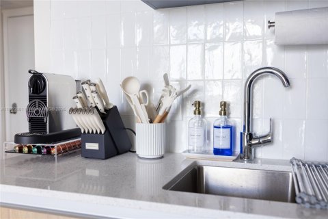 Condo in Miami, Florida, 1 bedroom  № 1871533 - photo 13