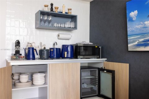 Condo in Miami, Florida, 1 bedroom  № 1871533 - photo 7