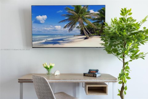 Condo in Miami, Florida, 1 bedroom  № 1871533 - photo 10
