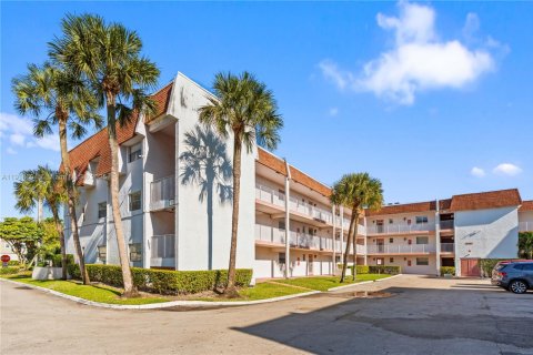 Condo in Tamarac, Florida, 2 bedrooms  № 2061071