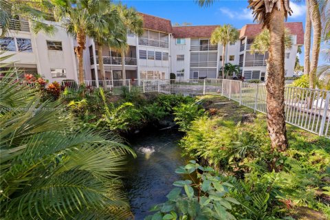 Condo in Tamarac, Florida, 2 bedrooms  № 2061071 - photo 17