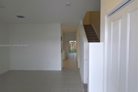 Снять в аренду таунхаус в Хомстед, Флорида 3 спальни, 131.36м2, № 1986931 - фото 2