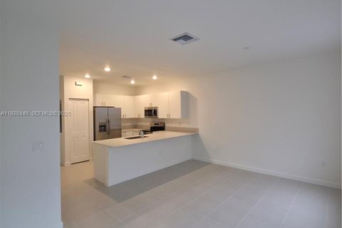 Снять в аренду таунхаус в Хомстед, Флорида 3 спальни, 131.36м2, № 1986931 - фото 11