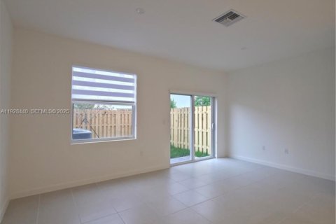 Снять в аренду таунхаус в Хомстед, Флорида 3 спальни, 131.36м2, № 1986931 - фото 13