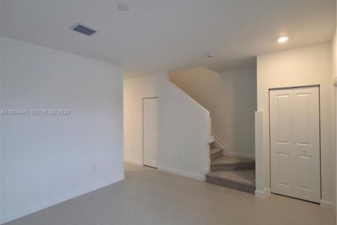 Снять в аренду таунхаус в Хомстед, Флорида 3 спальни, 131.36м2, № 1986931 - фото 4