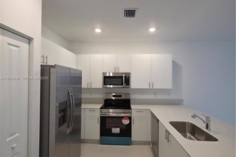 Снять в аренду таунхаус в Хомстед, Флорида 3 спальни, 131.36м2, № 1986931 - фото 7