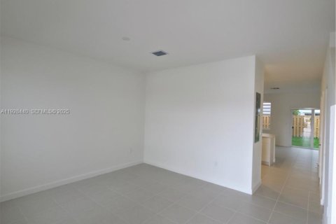 Снять в аренду таунхаус в Хомстед, Флорида 3 спальни, 131.36м2, № 1986931 - фото 3