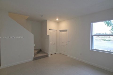 Снять в аренду таунхаус в Хомстед, Флорида 3 спальни, 131.36м2, № 1986931 - фото 5