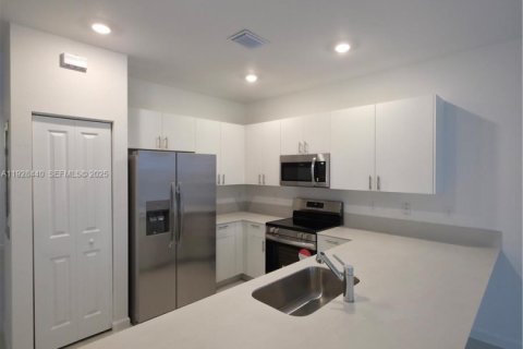 Снять в аренду таунхаус в Хомстед, Флорида 3 спальни, 131.36м2, № 1986931 - фото 8