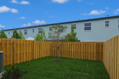 Снять в аренду таунхаус в Хомстед, Флорида 3 спальни, 131.36м2, № 1986931 - фото 14