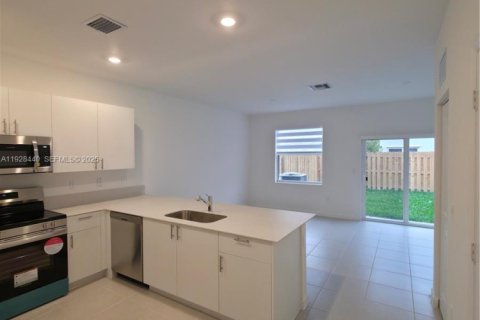 Снять в аренду таунхаус в Хомстед, Флорида 3 спальни, 131.36м2, № 1986931 - фото 6