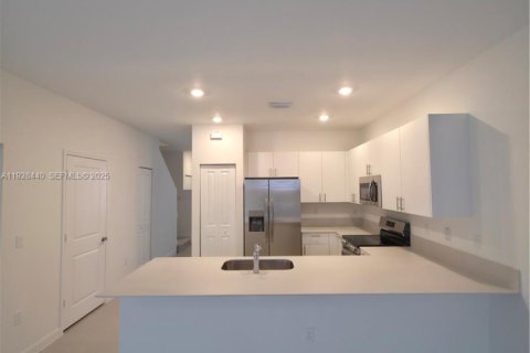 Снять в аренду таунхаус в Хомстед, Флорида 3 спальни, 131.36м2, № 1986931 - фото 10