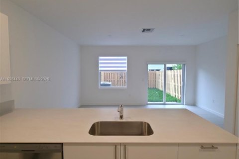 Снять в аренду таунхаус в Хомстед, Флорида 3 спальни, 131.36м2, № 1986931 - фото 9