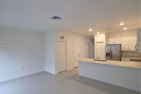 Снять в аренду таунхаус в Хомстед, Флорида 3 спальни, 131.36м2, № 1986931 - фото 12