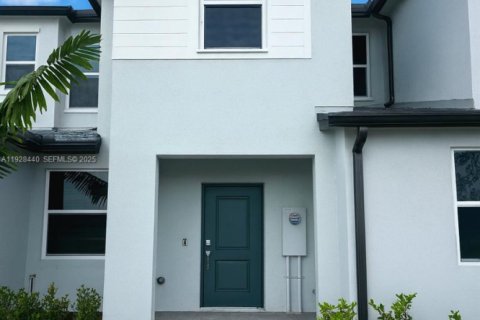 Снять в аренду таунхаус в Хомстед, Флорида 3 спальни, 131.36м2, № 1986931 - фото 1
